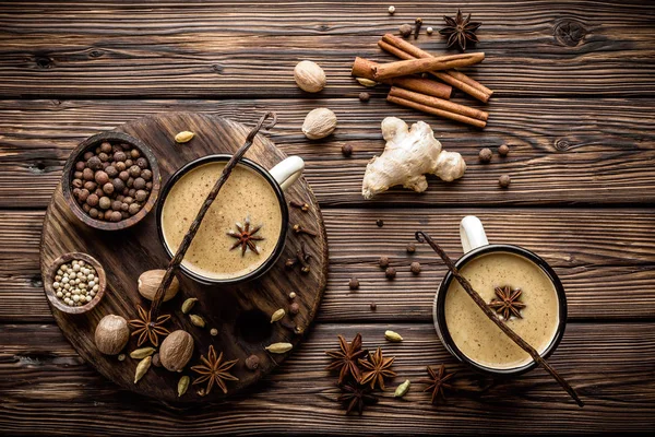 Masala chai chá no fundo de madeira — Fotografia de Stock