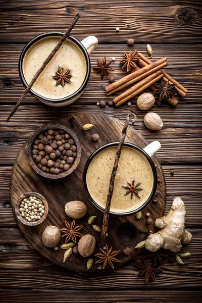 Masala chai thee op houten achtergrond — Stockfoto