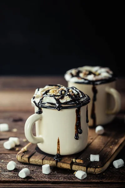 Varm choklad eller irländska kaffe eller kakao drink med vispad grädde — Stockfoto