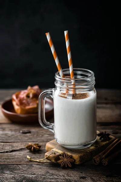 Yoghurt met gebakken appel — Stockfoto