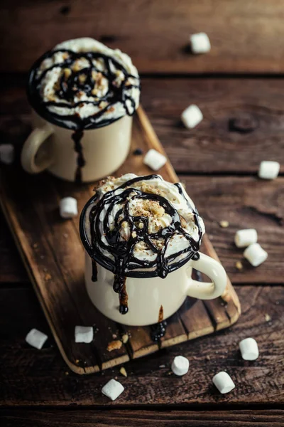 Chocolate caliente o café irlandés o bebida de cacao con crema batida —  Fotos de Stock