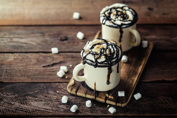 Chocolate caliente o café irlandés o bebida de cacao con crema batida — Foto de Stock