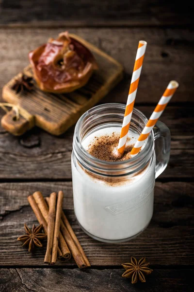 Yoghurt med bakat äpple — Stockfoto