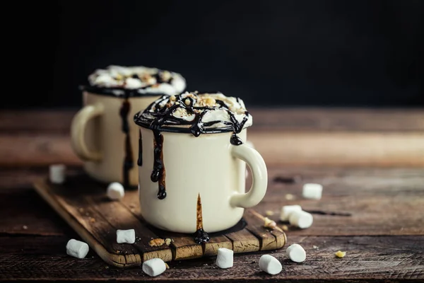 Heiße Schokolade oder irischer Kaffee oder Kakaogetränk mit Schlagsahne — Stockfoto