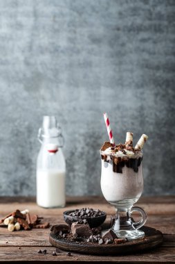 lezzetli milkshake dondurma, çikolata ve çerezler ile