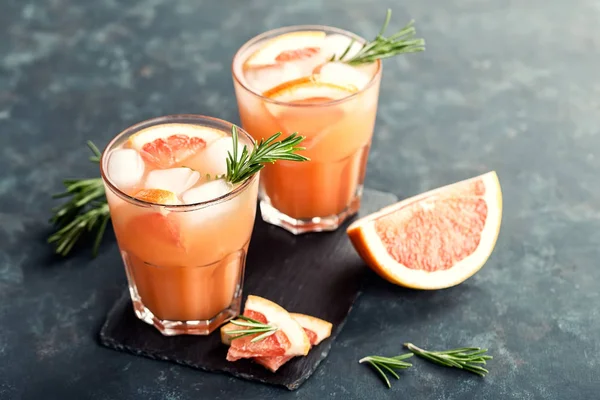 Грейпфрутовый коктейль с розмарином или маргарита, освежающий напиток со льдом — стоковое фото