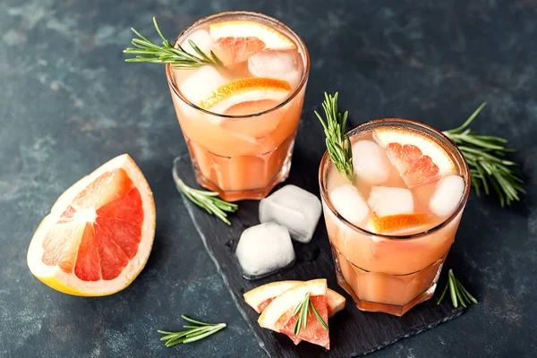 Grapefruit and rosemary gin cocktail or margarita, refreshing drink with ice — Stock Photo, Image
