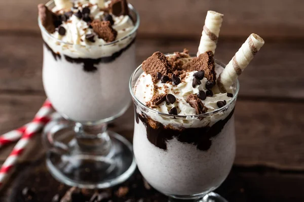 Delizioso milkshake con gelato, cioccolato e biscotti — Foto Stock