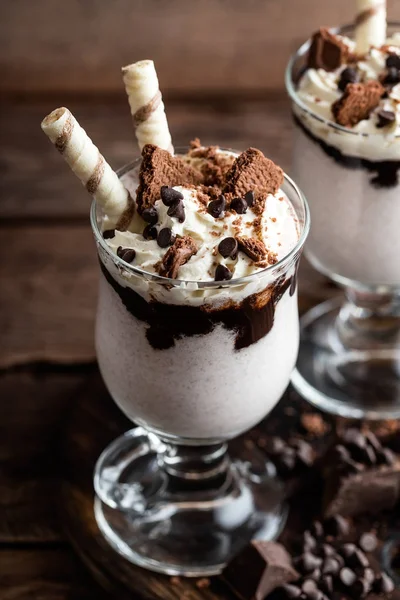 Delizioso milkshake con gelato, cioccolato e biscotti — Foto Stock