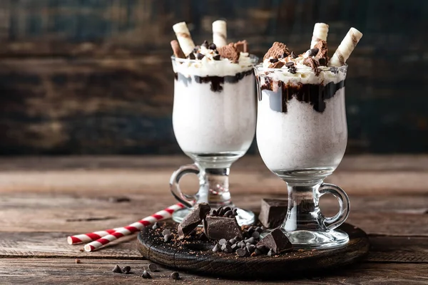Heerlijke milkshake met ijs, chocolade en koekjes — Stockfoto