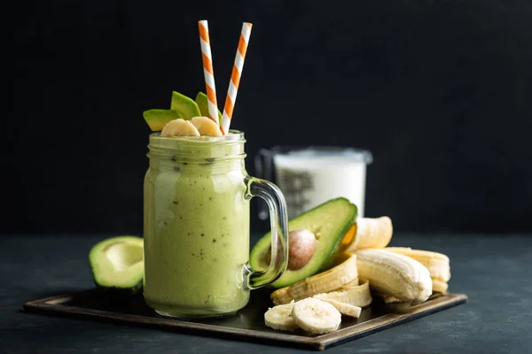 Mistura fresca de banana e smoothie de abacate com iogurte ou leite em frasco de pedreiro, alimentação saudável — Fotografia de Stock