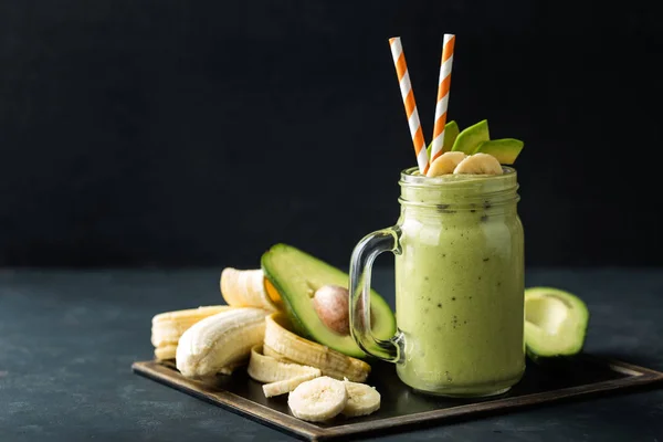 Frullato fresco di banana e avocado frullato con yogurt o latte in barattolo di muratore, alimentazione sana — Foto Stock