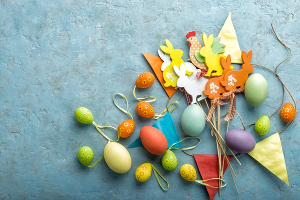 Coloridos huevos de Pascua pintados y decoraciones sobre un fondo de piedra clara —  Fotos de Stock