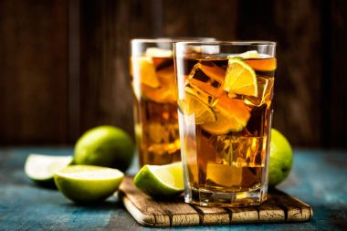 Cuba Libre veya long Island buzlu çay güçlü içecekler, kola, kireç ve buz cam, soğuk DRINK kokteyl