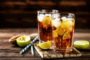Cuba Libre veya long Island buzlu çay güçlü içecekler, kola, kireç ve buz cam, soğuk DRINK kokteyl