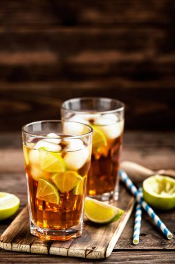 Cuba Libre veya long Island buzlu çay güçlü içecekler, kola, kireç ve buz cam, soğuk DRINK kokteyl
