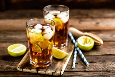 Cuba Libre veya long Island buzlu çay güçlü içecekler, kola, kireç ve buz cam, soğuk DRINK kokteyl