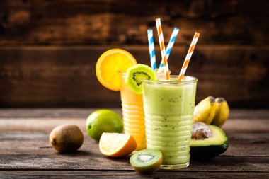 turuncu ve yeşil smoothies ile egzotik meyveler, sağlıklı beslenme, superfood