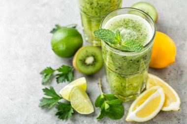 yağ yakma yeşil meyve kokteyli kivi, limon, nane ve zayıflamak için maydanoz ve sağlıklı beslenme