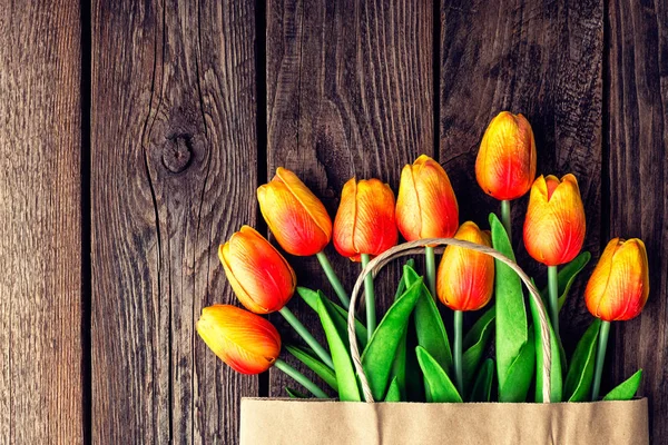 Kytice Tulipánů Papírové Shopping Bag Dřevěné Pozadí Koncept Slev Prodej — Stock fotografie