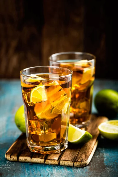 キューバリブレまたはロングアイランド アイス ティーの強い飲み物 コーラ ライム 冷たい Longdrink グラスに氷とカクテル — ストック写真