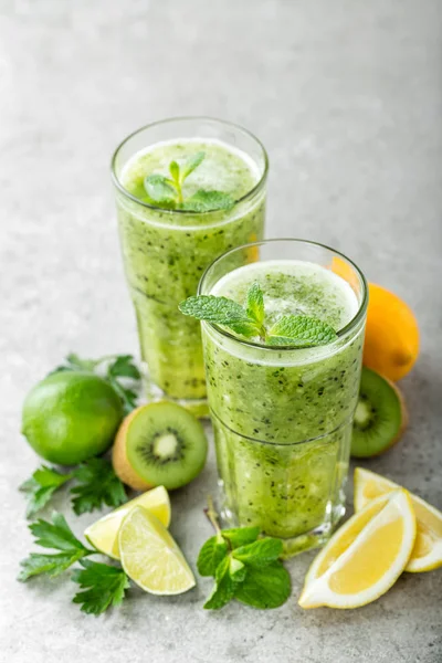 Cóctel Frutas Verdes Quema Grasa Con Kiwi Limón Menta Perejil —  Fotos de Stock