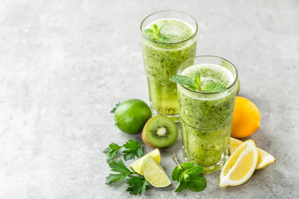 Yağ Yakma Yeşil Meyve Kokteyli Kivi Limon Nane Zayıflamak Için — Stok fotoğraf