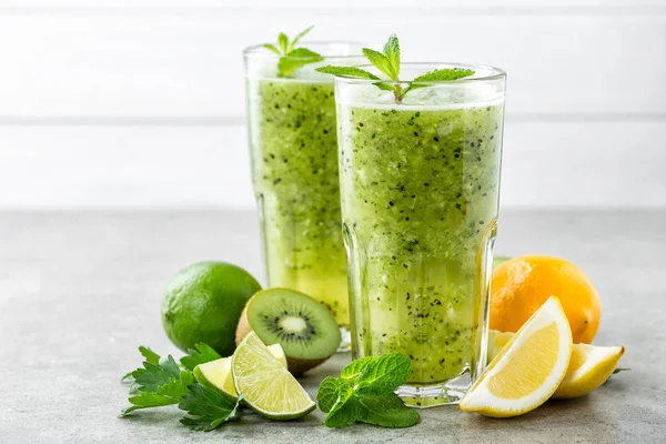 Cóctel Frutas Verdes Quema Grasa Con Kiwi Limón Menta Perejil —  Fotos de Stock