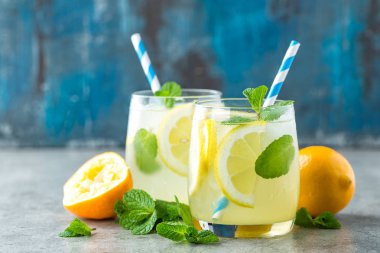 Limonata veya mojito kokteyl limon ve nane, soğuk serinletici içecek veya IC ile içecek