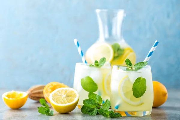 레모네이드 레몬과 차가운 상쾌한 Ic와 음료와 칵테일 — 스톡 사진