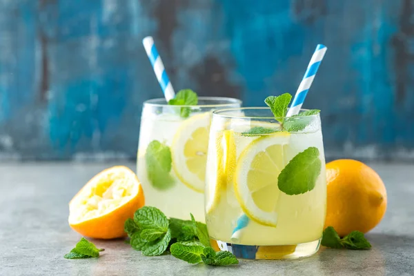 Limonádé Vagy Mojito Koktél Citrom Menta Hideg Frissítő Itallal Vagy — Stock Fotó