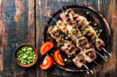 Izgara et şiş, şiş kebap ahşap arka plan, üstten görünüm