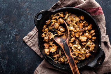 Soğan tavası, üstten görünüm ile mantar champignon kızarmış
