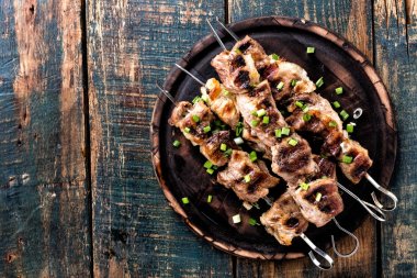 Izgara et şiş, şiş kebap ahşap arka plan, üstten görünüm