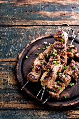 Izgara et şiş, şiş kebap ahşap arka plan, üstten görünüm