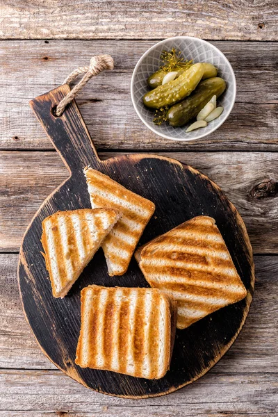 ホット トースト ハムと木製まな板の上のチーズのパニーニのサンドイッチ — ストック写真