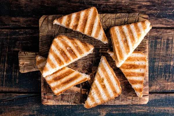 ホット トースト ハムと木製まな板の上のチーズのパニーニのサンドイッチ — ストック写真