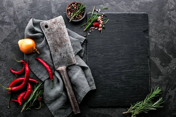 空の黒いスレート ボードとテキストのレシピや肉のメニューのためのスペースの暗い料理の背景 — ストック写真