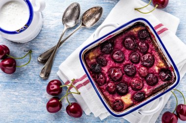 Lor güveci taze kiraz çilek ile