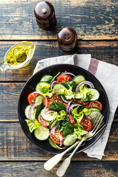 新鮮なトマト きゅうり ほうれん草 タマネギ レタスを皿の上の健康的なサラダ ダイエット メニュー トップ ビュー — ストック写真