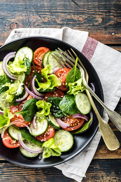 Taze Domates Salatalık Ispanak Soğan Marul Plaka Üzerinde Sağlıklı Sebze — Stok fotoğraf