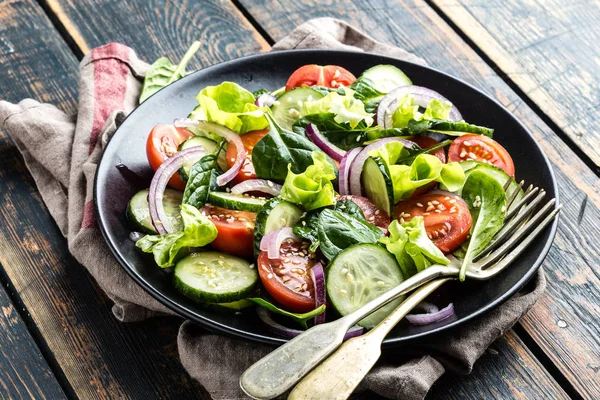 Ensalada Vegetal Saludable Tomate Fresco Pepino Espinacas Cebolla Lechuga Plato — Foto de Stock