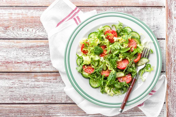 フレッシュ トマト キュウリ ほうれん草 フリージアンと皿にルッコラのヘルシーな野菜サラダ 菜食主義者料理 トップ ビュー — ストック写真