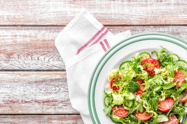 Taze Domates Salatalık Ispanak Frize Roka Plaka Üzerinde Sağlıklı Sebze — Stok fotoğraf
