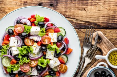 Taze salatalık, domates, tatlı biber, marul, kırmızı soğan, beyaz peynir ve zeytin zeytinyağı ile Yunan salatası. Sağlıklı vejetaryen yemek