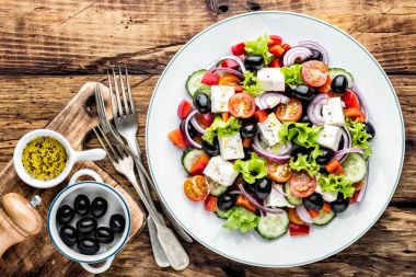 Taze salatalık, domates, tatlı biber, marul, kırmızı soğan, beyaz peynir ve zeytin zeytinyağı ile Yunan salatası. Sağlıklı vejetaryen yemek
