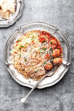 Spagetti bolognese domates soslu köfte ile parmesan peyniri ile serpilir