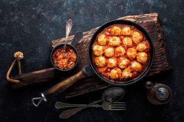 Dökme demir tavada domates soslu ev yapımı köfte Komposto