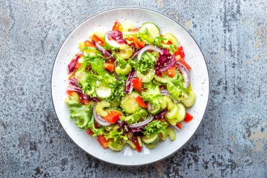 Salatalık, kereviz, tatlı biber, frize marul, kırmızı soğan ve susam yağı, taze sebze salatası. Sağlıklı vejetaryen, vegan gıda