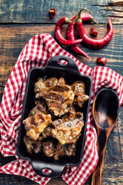 dökme demir tabak içinde pişmiş et